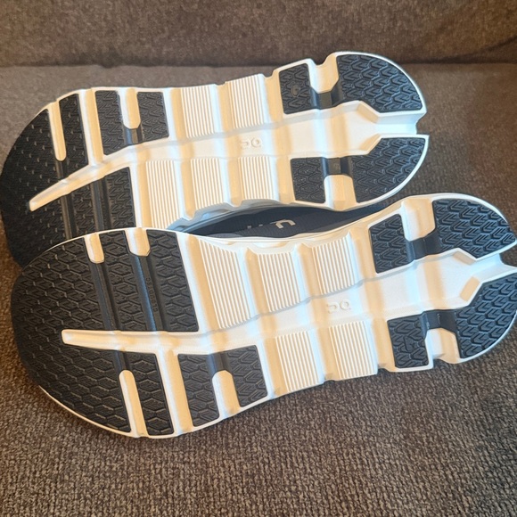 ON Running Cloudrunner 2 ( NEW ) - Picture 3 of 5